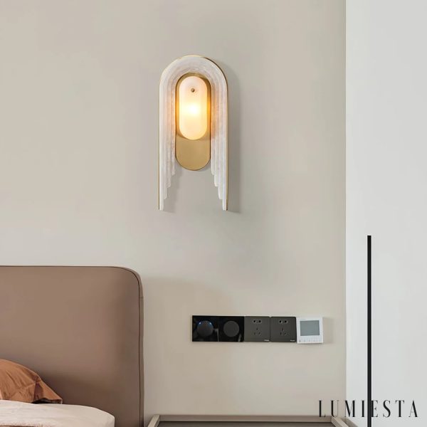 Amadora - lampa wisząca z alabastru, detal złotego wykończenia przy czaszy
