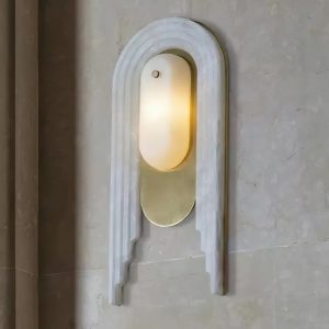 Amadora - złota lampa wisząca z alabastru, widok boczny na prosty klosz