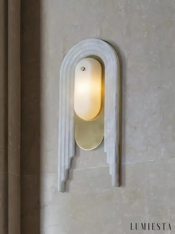 Amadora - złota lampa wisząca z alabastru, widok boczny na prosty klosz