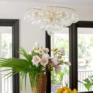 Angolo - lampa wisząca z bursztynowego szkła, boczny widok na złote wykończenie