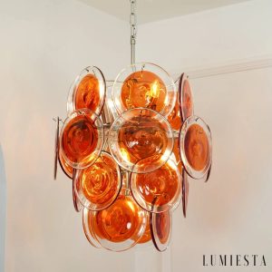 Argento - zbliżenie na pomarańczowe szkło i metalową konstrukcję lampy wiszącej