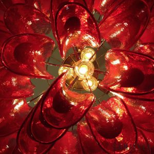 Arte - lampa wisząca glamour z czerwonego szkła, detal górnej części z mocowaniem