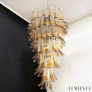 Atrio - lampa wisząca szklana bursztynowa z widokiem na kompozycję ramion