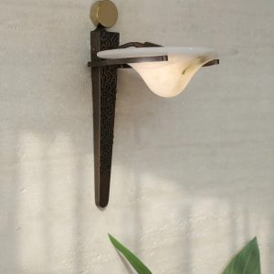 Batalha - lampa wisząca alabastrowa do salonu, widok z lekkim skrótem perspektywy
