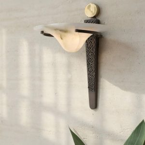 Batalha - biało-brązowa lampa z alabastru i metalu, widok na całą bryłę