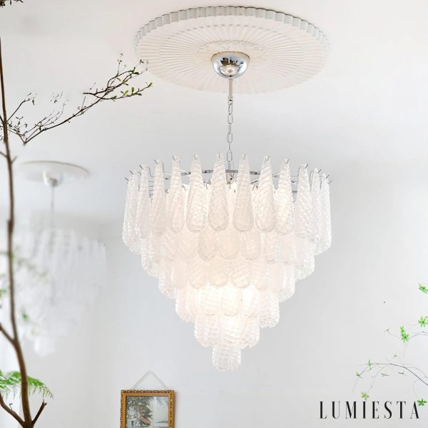 Bellagio - lampa wisząca z białym szkłem i chromowaną oprawą, widok pod lekkim kątem