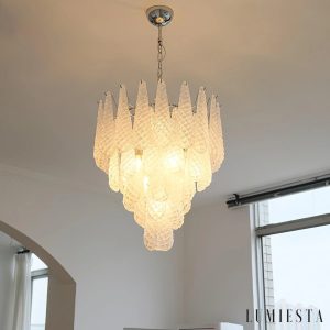 Bellagio - zbliżenie na białe szkło i chrom w lampie wiszącej
