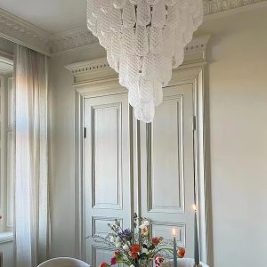 Bellagio - lamp wisząca z wieloma białymi szklanymi elementami i chromem