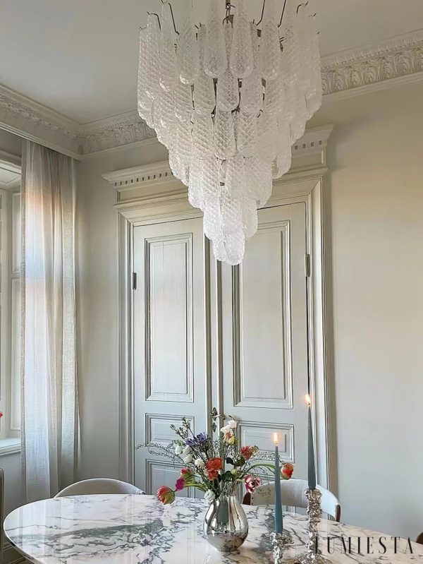 Bellagio - lamp wisząca z wieloma białymi szklanymi elementami i chromem