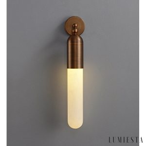 Brassa - alabastrowy kinkiet retro z pionową linią mosiężnej oprawy