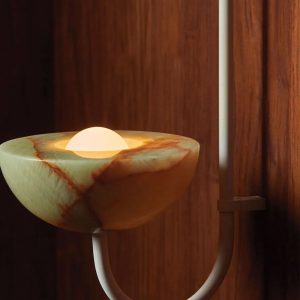 Braganca - nowoczesna lampa wisząca z alabastru i złotego metalu