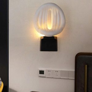 Sempre lampa wisząca loftowa, okrągły klosz z alabastru i czarny metalowy uchwyt