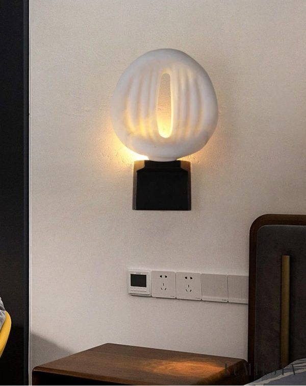 Sempre lampa wisząca loftowa, okrągły klosz z alabastru i czarny metalowy uchwyt
