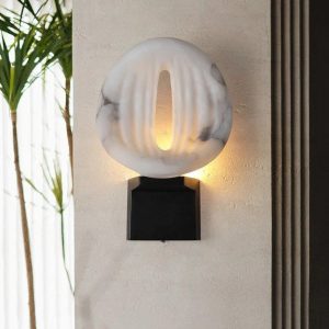 Sempre lampa wisząca loftowa, widok od dołu na alabastrowy krąg i centralne światło