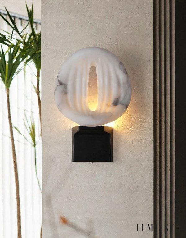 Sempre lampa wisząca loftowa, widok od dołu na alabastrowy krąg i centralne światło