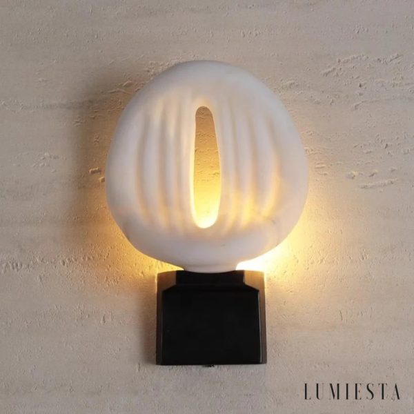 Sempre lampa wisząca loftowa, detal czarnej obręczy przy alabastrowym kloszu