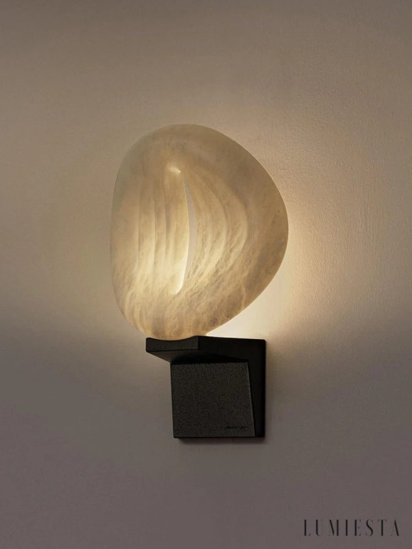 Sempre lampa wisząca loftowa, szczegół połączenia alabastru i metalu przy górnym mocowaniu