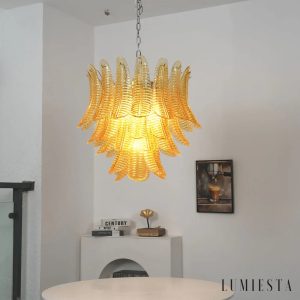 Cielo - lampa wisząca z niklowanym stelażem i bursztynowymi szklanymi kloszami, widok lekko z boku