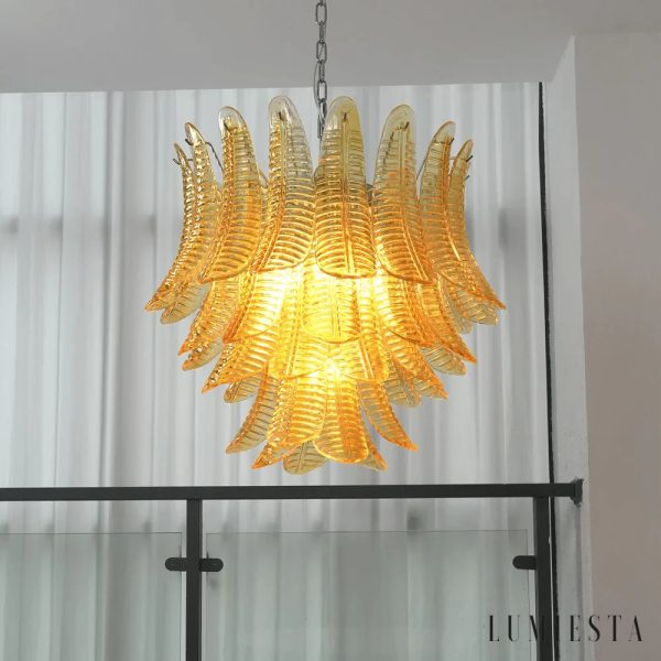 Lampa wisząca Cielo z bursztynowego szkła i metalu, boczny widok na wieloramienną formę