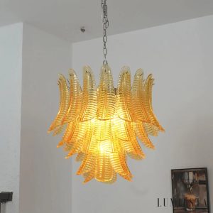 Żyrandol Cielo z metalu i szkła, widok od dołu na rozmieszczenie bursztynowych kloszy