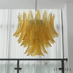 Lampa wisząca metalowa bursztynowa Cielo, zbliżenie na szklany klosz i połysk niklu