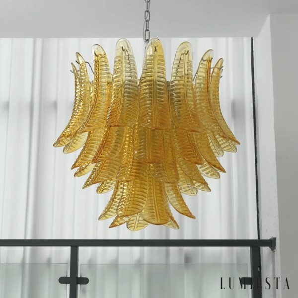 Lampa wisząca metalowa bursztynowa Cielo, zbliżenie na szklany klosz i połysk niklu
