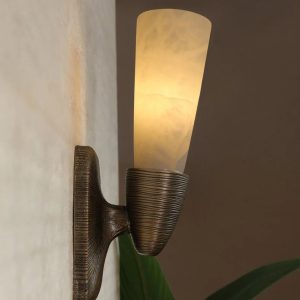Gote - kinkiet metalowy z alabastrem, detal mocowania do ściany