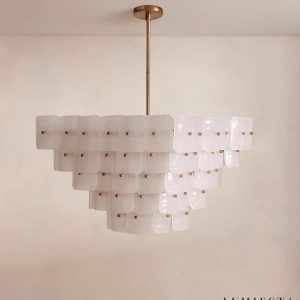 Como - lampa wisząca z białymi kloszami i złotym stelażem, ujęcie pod lekkim kątem