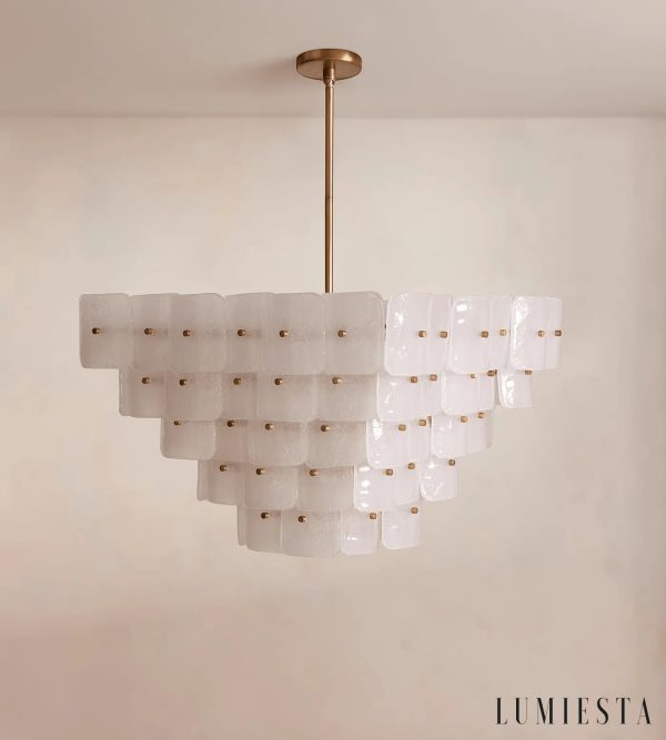 Como - lampa wisząca z białymi kloszami i złotym stelażem, ujęcie pod lekkim kątem