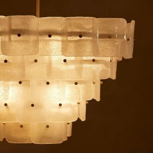 Lampa wisząca Como z sześcioma szklanymi kloszami, widok z boku