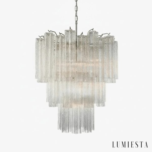 Cortina - boczny widok na złotą lampę wiszącą ze szkłem glamour