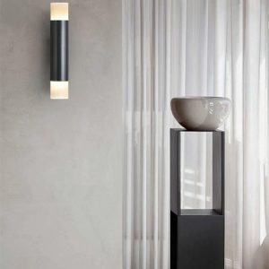 Evora kinkiet aluminiowy złoto biały, widok pod kątem, smukła forma i jasny klosz