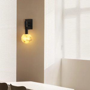 Lampa wisząca Fatima z alabastru, pokazana pod lekkim kątem na czarnym mocowaniu