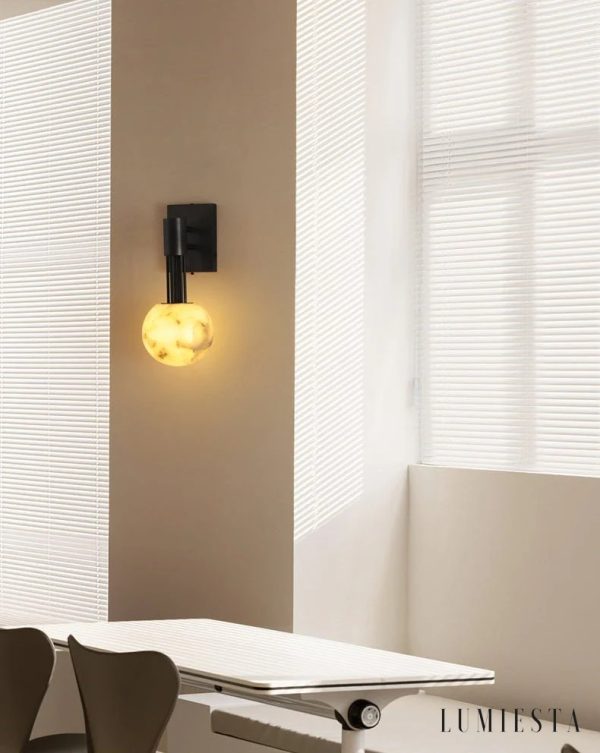 Lampa wisząca Fatima z alabastru, pokazana pod lekkim kątem na czarnym mocowaniu