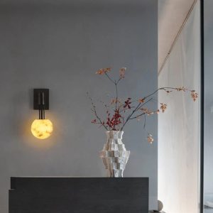 Fatima - alabastrowy klosz i czarna metalowa konstrukcja w zbliżeniu