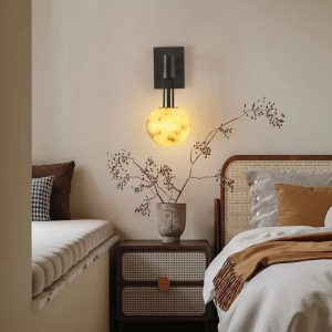 Czarno-biała lampa wisząca Fatima, boczny widok alabastrowego korpusu