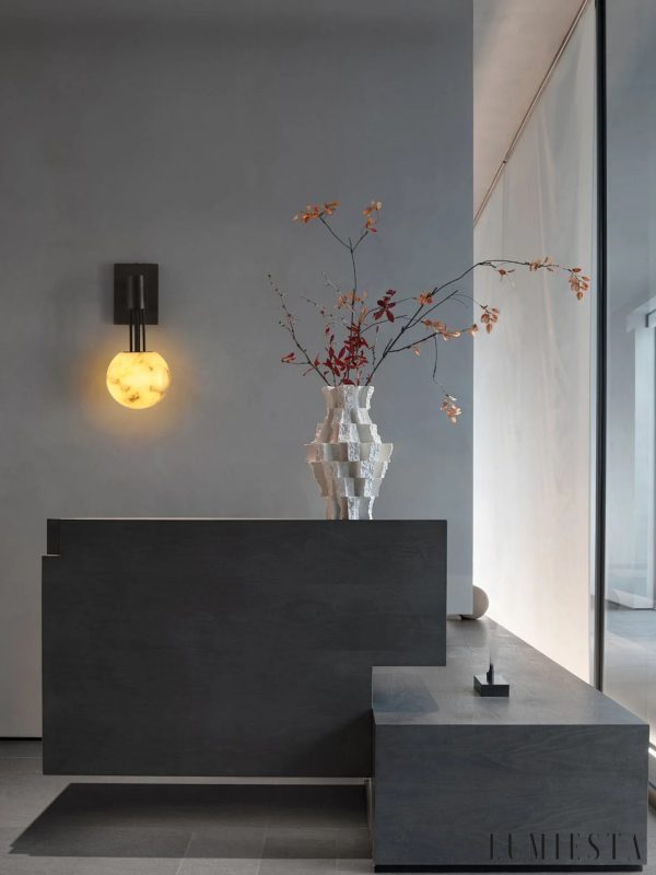 Alabastrowa lampa wisząca Fatima, elegancki profil w czarno-białym wykończeniu