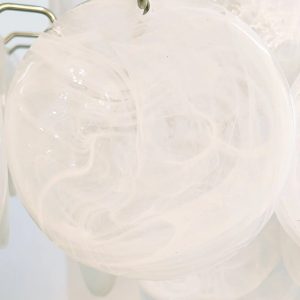 Żyrandol Ferrara, profil lampy wiszącej z niklu i białego szkła