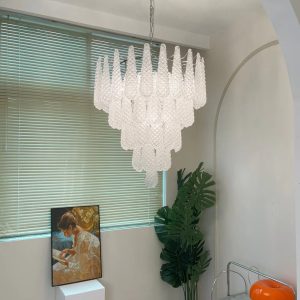Ferro - szklany żyrandol niklowy z boku, z wyraźną linią zawieszenia