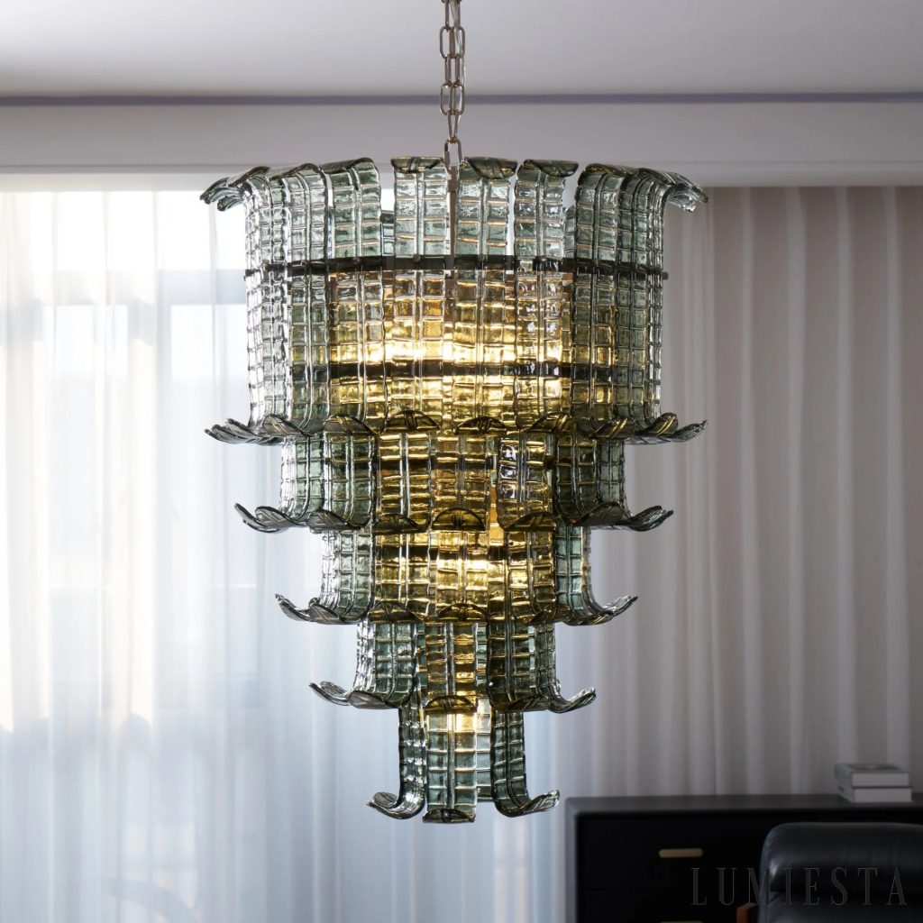 Lampa wisząca Firenze w aranżacji nowoczesnej jadalni — zielone szkło i detale ze skrzydeł nad stołem