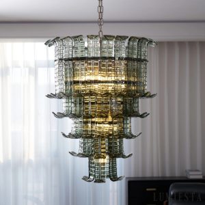 Lampa wisząca Firenze w aranżacji nowoczesnej jadalni — zielone szkło i detale ze skrzydeł nad stołem