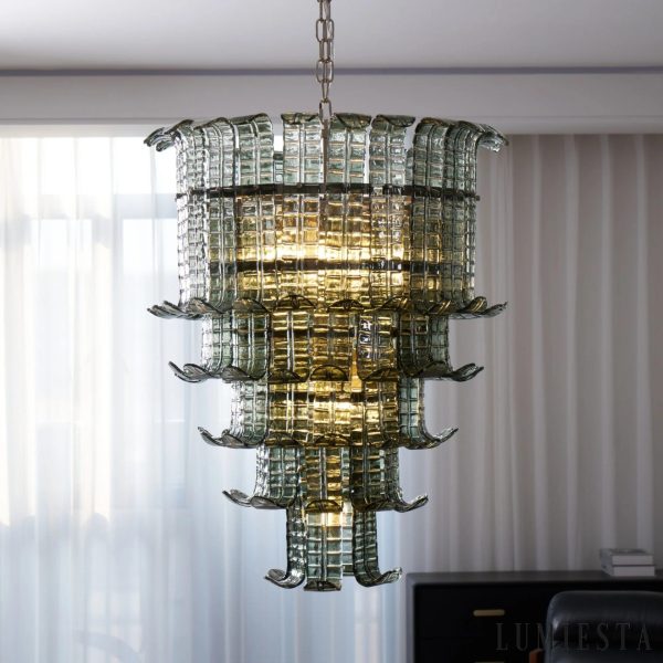Lampa wisząca Firenze w aranżacji nowoczesnej jadalni — zielone szkło i detale ze skrzydeł nad stołem