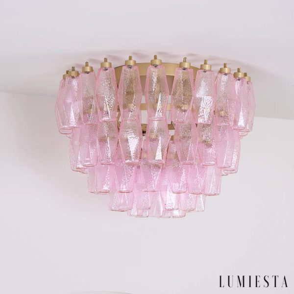 Lampa sufitowa Fiume glamour - detal złotej konstrukcji i różowego szkła