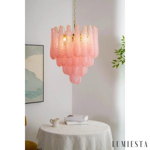 Forma - lampa wisząca z różowych szklanych segmentów, ujęcie z boku