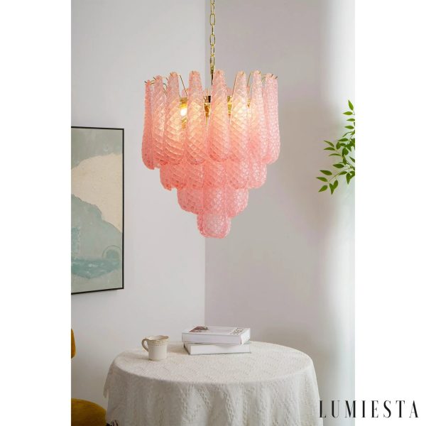 Forma - lampa wisząca z różowych szklanych segmentów, ujęcie z boku