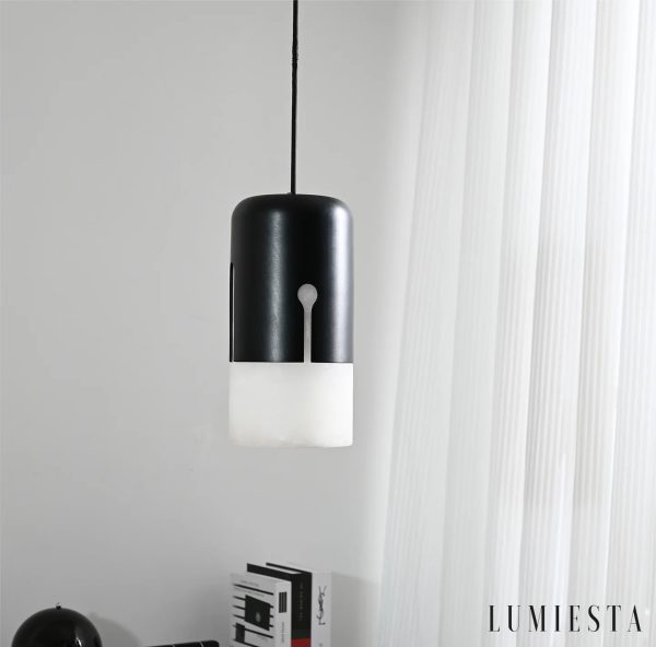 Lampa wisząca alabastrowa czarno biała Funchal do jadalni, widok z przodu