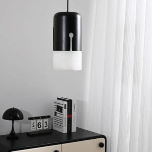 Funchal - minimalistyczna lampa wisząca nad stołem, smukły czarny przewód