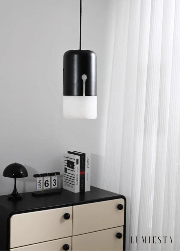 Funchal - minimalistyczna lampa wisząca nad stołem, smukły czarny przewód