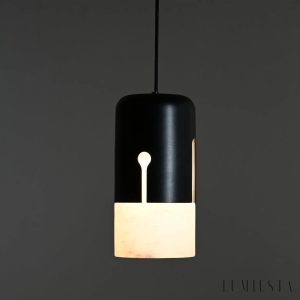 Funchal - czarno biała lampa wisząca z alabastru, ujęcie pod lekkim kątem
