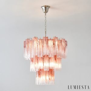 Niklowana lampa wisząca Giglio z różowymi kloszami, ujęcie w perspektywie